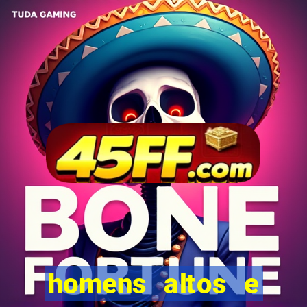 homens altos e magros pelados
